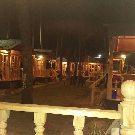 Clara'S Huts Hotel Палолем Екстериор снимка