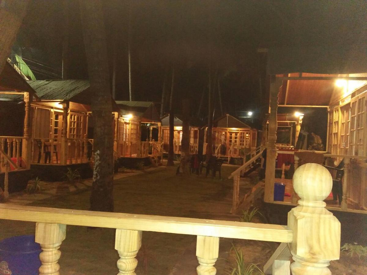 Clara'S Huts Hotel Палолем Екстериор снимка