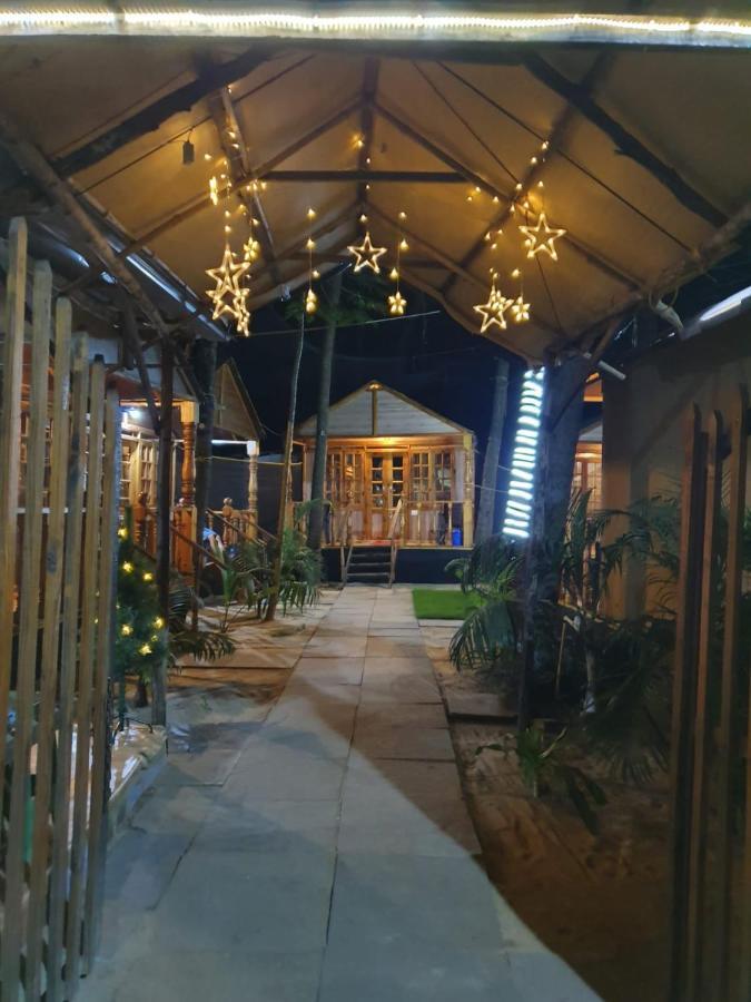 Clara'S Huts Hotel Палолем Екстериор снимка