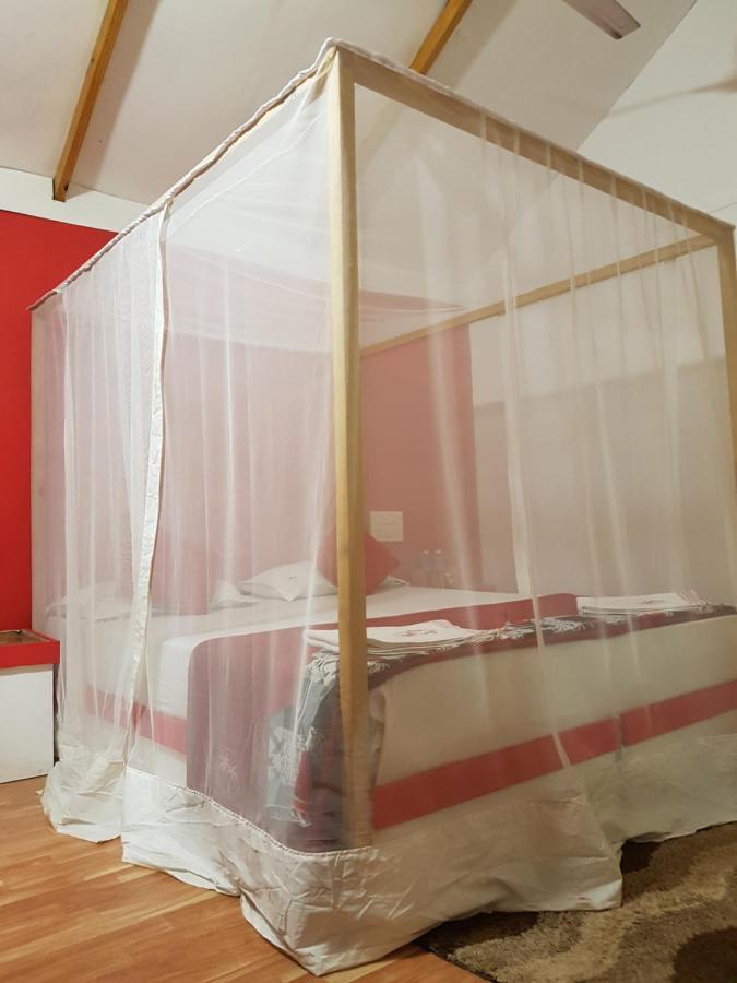 Clara'S Huts Hotel Палолем Екстериор снимка